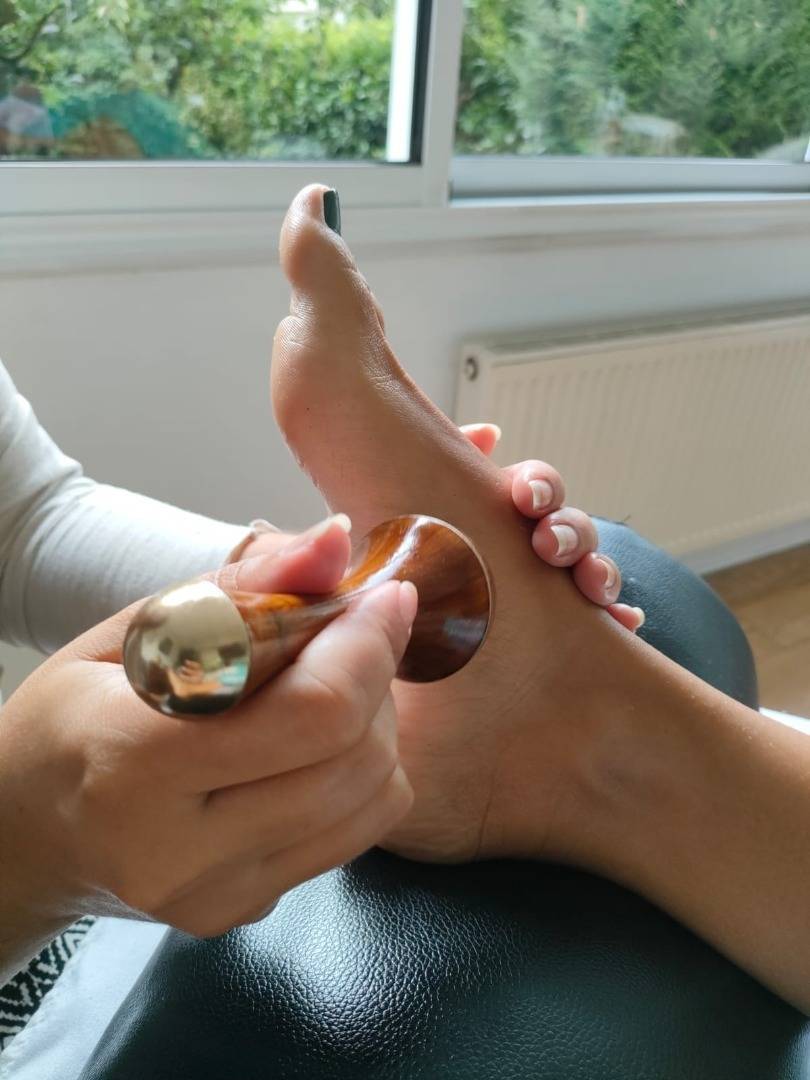 Massage des pieds avec baguette kansa